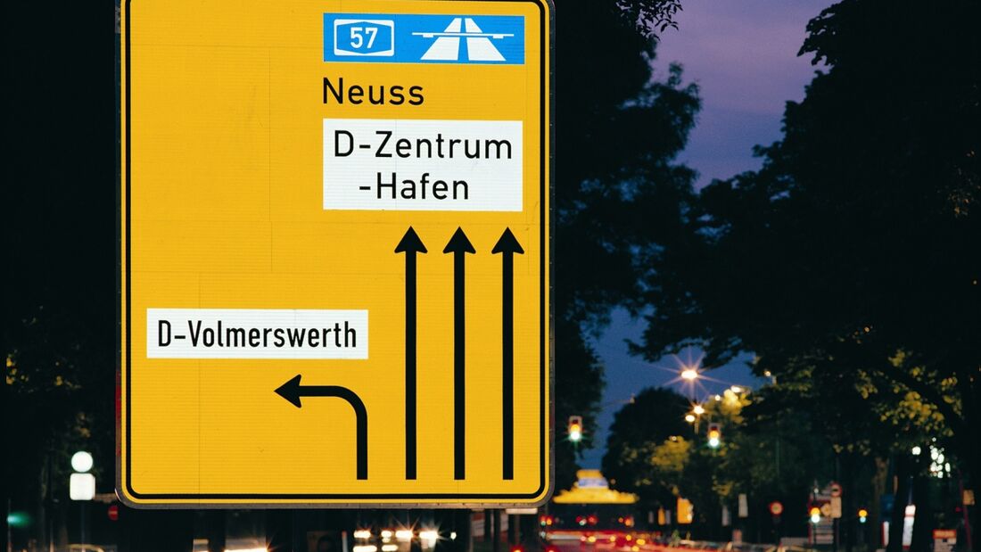 Seit 75 Jahren strahlen die Schilder zurück