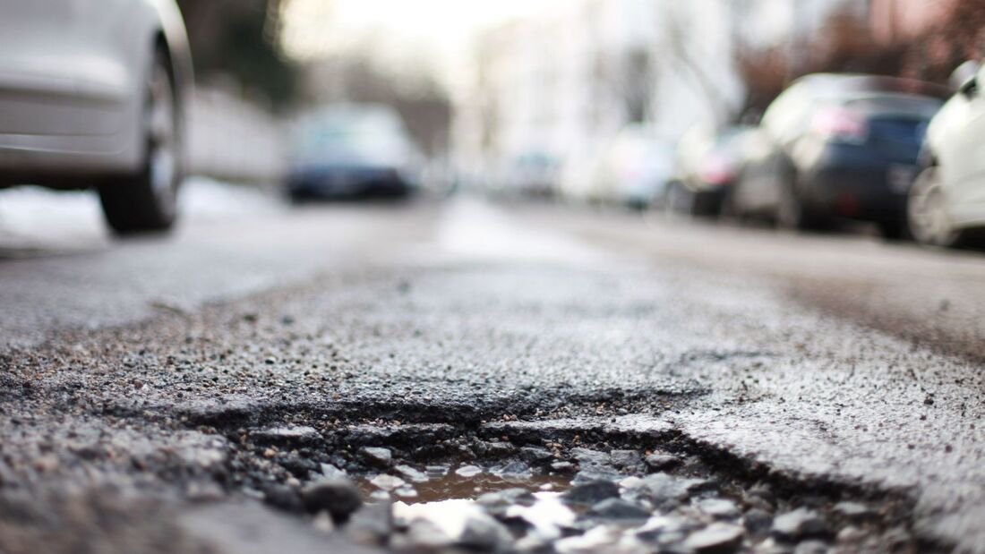 Wer haftet beim Unfall durch Straßenschäden?
