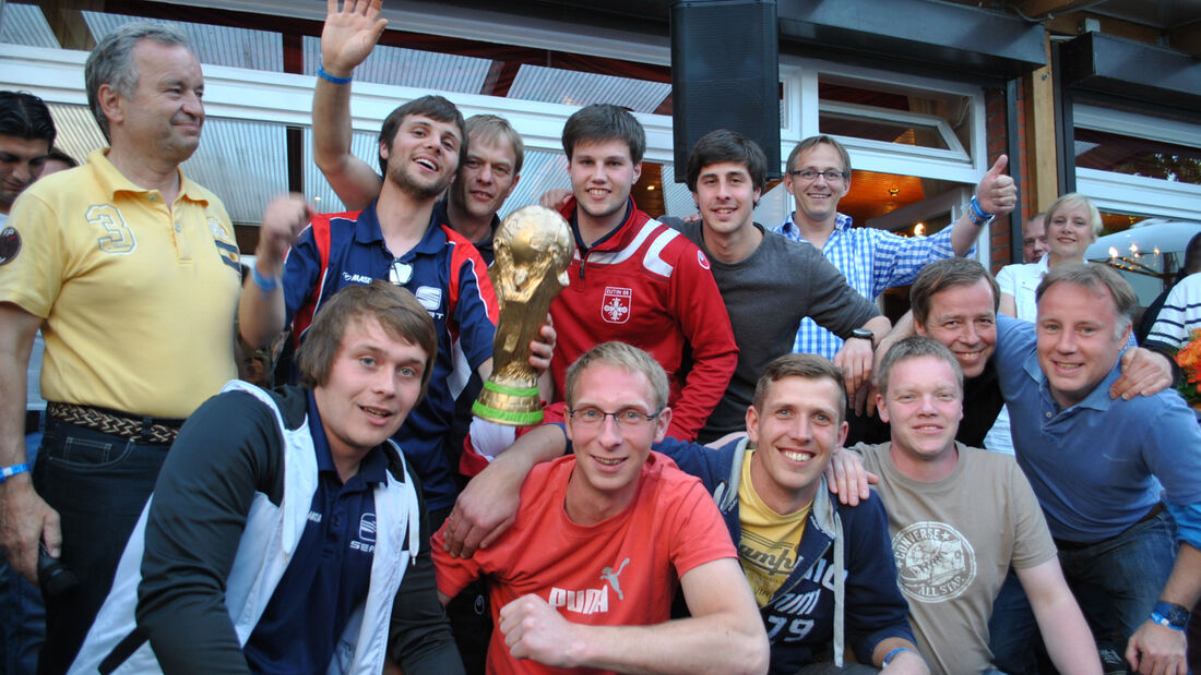 Firmenteams kicken für behinderte Kinder