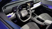 innenraum des vw id polo mit lenkrad digitalem display und infotainmentbildschirm