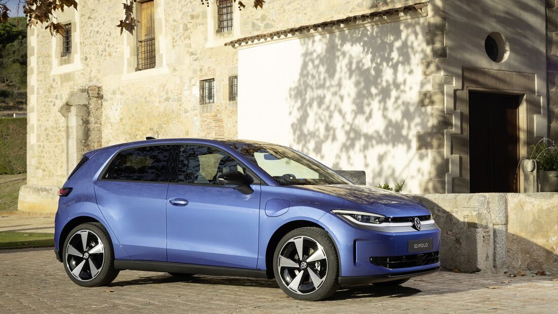 vw id polo in front-seitenansicht vor steingebaeude auf gepflastertem platz