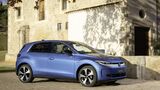 vw id polo in front-seitenansicht vor steingebaeude auf gepflastertem platz