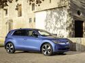 vw id polo in front-seitenansicht vor steingebaeude auf gepflastertem platz